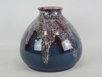 un vase bleu orné d'un motif marron