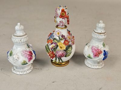 Flacon type TABATIERE en porcelaine à décor en applique de f…