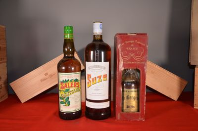 deux bouteilles de vin et une boîte de vin posées sur une table