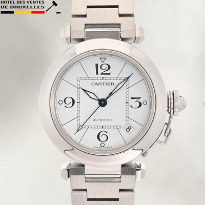 Gros plan sur une montre-bracelet à cadran blanc