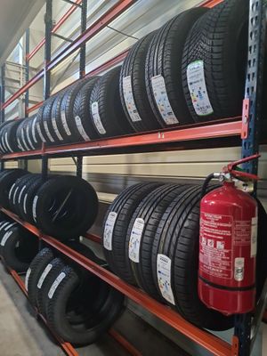 de nombreux pneus sur les rayons du magasin