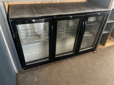 deux portes vitrées à l'arrière d'un réfrigérateur