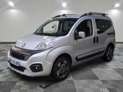 la petite camionnette argentée est garée sur un carrelage à carreaux