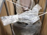 une boîte contenant des toilettes et emballée dans du plastique