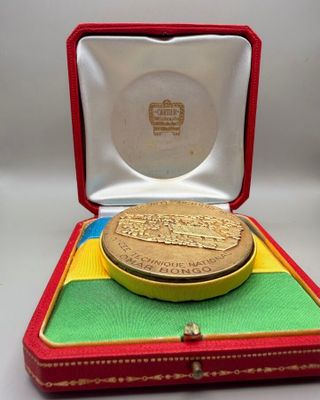 une image représentant une médaille d'or dans un écrin rouge