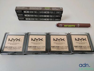 Trois produits NYX Cosmetics de New York sont posés sur une table