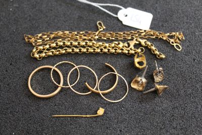 beaucoup de bijoux en or sur une surface noire