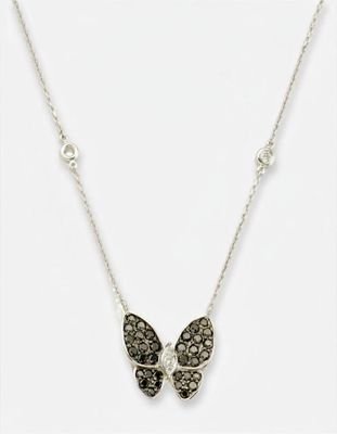 un gros plan d'un collier orné d'un papillon