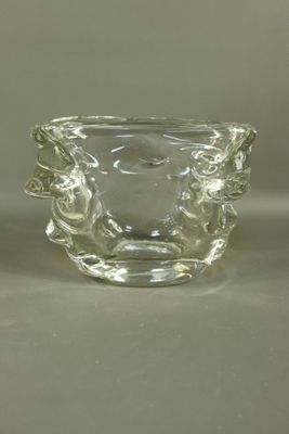 un vase en verre transparent orné d'un motif