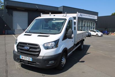 un camion blanc garé dans un parking