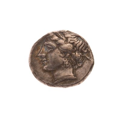 gros plan d'une pièce de monnaie sur laquelle figure un visage de femme