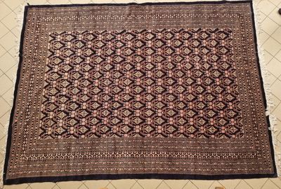 un tapis à motifs posé sur un sol carrelé