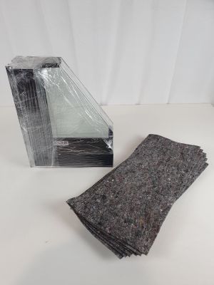 un morceau de feutre à côté d'un morceau de plastique