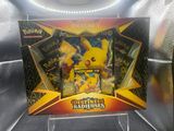 vitrine contenant des cartes du jeu de cartes Pokémon, avec un Pikachu et d'autres objets
