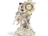 une figurine représentant une femme assise sur une horloge