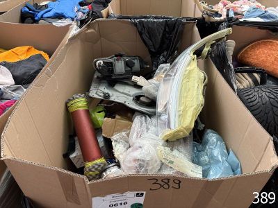 une boîte en carton remplie d'articles assortis dans un magasin
