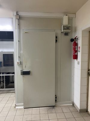 Une chambre froide ISOCAB en panneaux isolants posés, à 1 po…