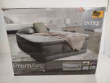 Coffret contenant un matelas gonflable avec des oreillers et des coussins