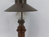 une lampe à l'ancienne avec un pied en bois et un abat-jour en verre