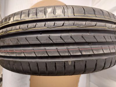 quatre pneus empilés les uns sur les autres sur un mannequin