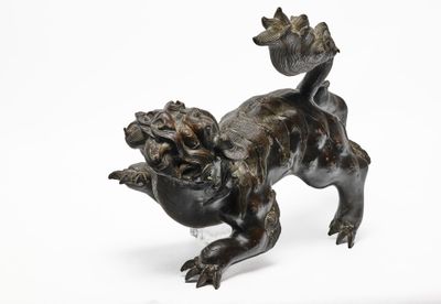 statue en bronze représentant un chien tenant une balle dans la gueule