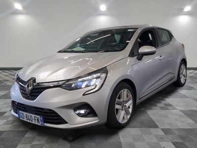 la voiture argentée est garée dans le garage sur le sol en damier