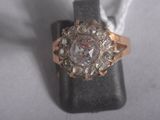 une bague posée sur un porte-bague