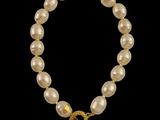 a pearl bracelet with a gold clasp and clasp clasp