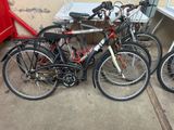 trois vélos sont garés les uns à côté des autres sur un trottoir