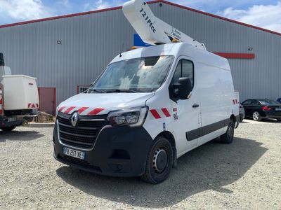 une camionnette blanche garée devant un bâtiment