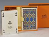 une boîte contenant une carte à jouer