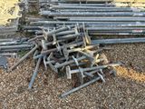 un tas de barres d'acier posé par terre à côté d'un tas de bois