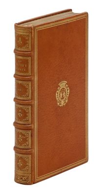 un vieux livre orné d'un emblème doré sur la couverture
