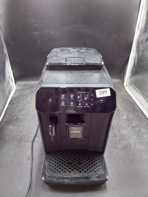 une photo d'une machine à café posée sur une table