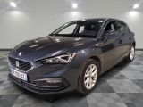 la voiture grise est garée sur un carrelage à carreaux