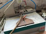 une machine posée sur une table