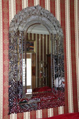 un miroir accroché au mur au-dessus d'un lit dans une chambre
