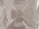 un bol en verre transparent orné d'un motif floral