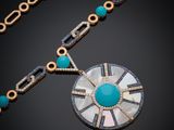 un collier en or et turquoise orné d'un pendentif circulaire