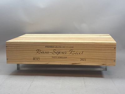 une boîte en bois posée sur une table, sur laquelle est collée une étiquette