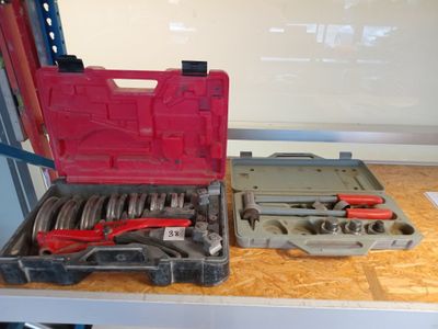 deux outils dans une boîte à outils posée sur une table