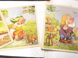 trois illustrations de Blanche-Neige et les sept nains dans un livre