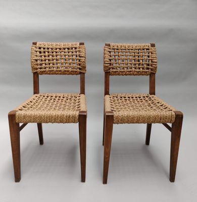 une paire de chaises avec des assises tressées et des pieds en bois