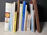 une pile de livres posée sur une étagère près d'un mur noir