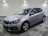 la voiture argentée est garée dans le garage sur un sol en damier