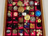une boîte en bois remplie d'une multitude de boutons de toutes sortes
