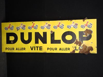 une pancarte portant l'inscription « Dunlop » sur le côté d'un mur