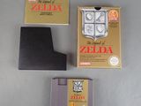 Deux cartouches de jeux Nintendo sont posées l'une à côté de l'autre sur une table