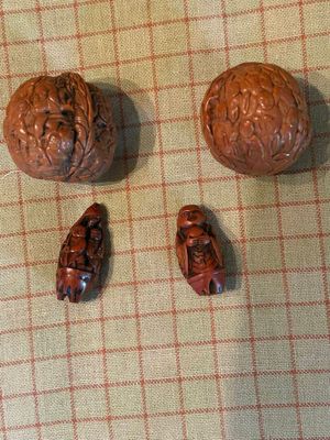 trois morceaux de bois sculptés pour ressembler à un cerveau