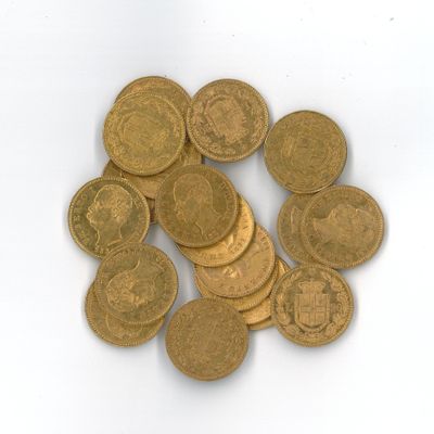 une pile de pièces d'or sur une surface blanche